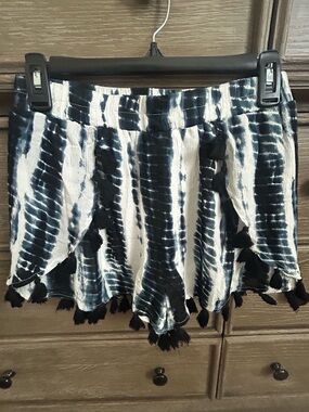 Dizzy Tie-Dye Shorts in Black and White